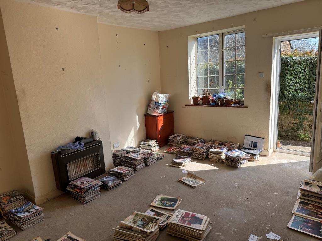 Lot: 71 - FREEHOLD THREE-BEDROOM COTTAGE FOR IMPROVEMENT - The Living Room